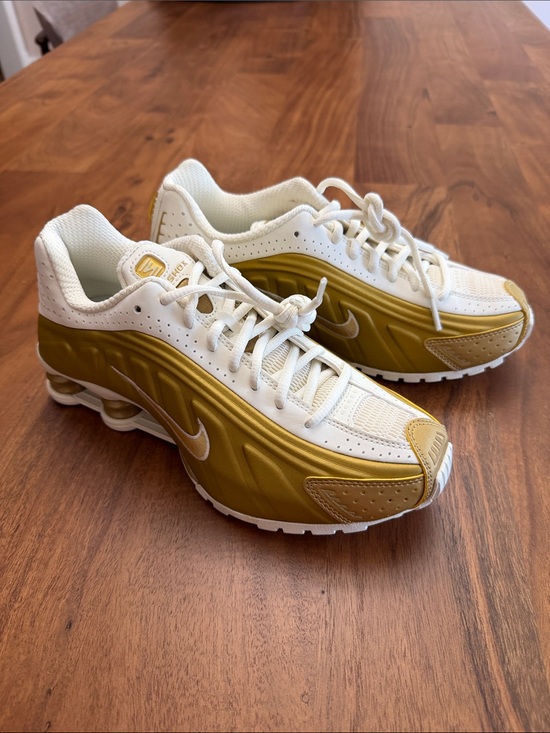 Nike Shoes - NWT Nike White & Gold Shox R4 Women’s 7